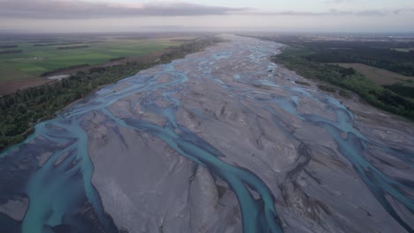 vuelo aéreo sobre el río waimakariri trenzado con las llanuras de canterbury a ambos lados, christchurch, nueva zelanda