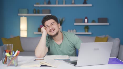 un estudiante chateando con su amada en una computadora portátil.