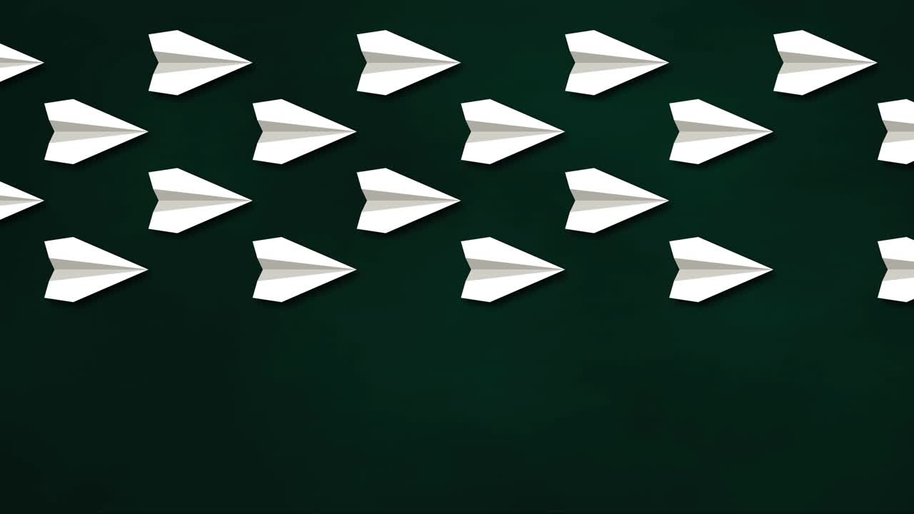 piensa de manera diferente concepto. el avión de papel amarillo cambia de dirección. fondo de pizarra