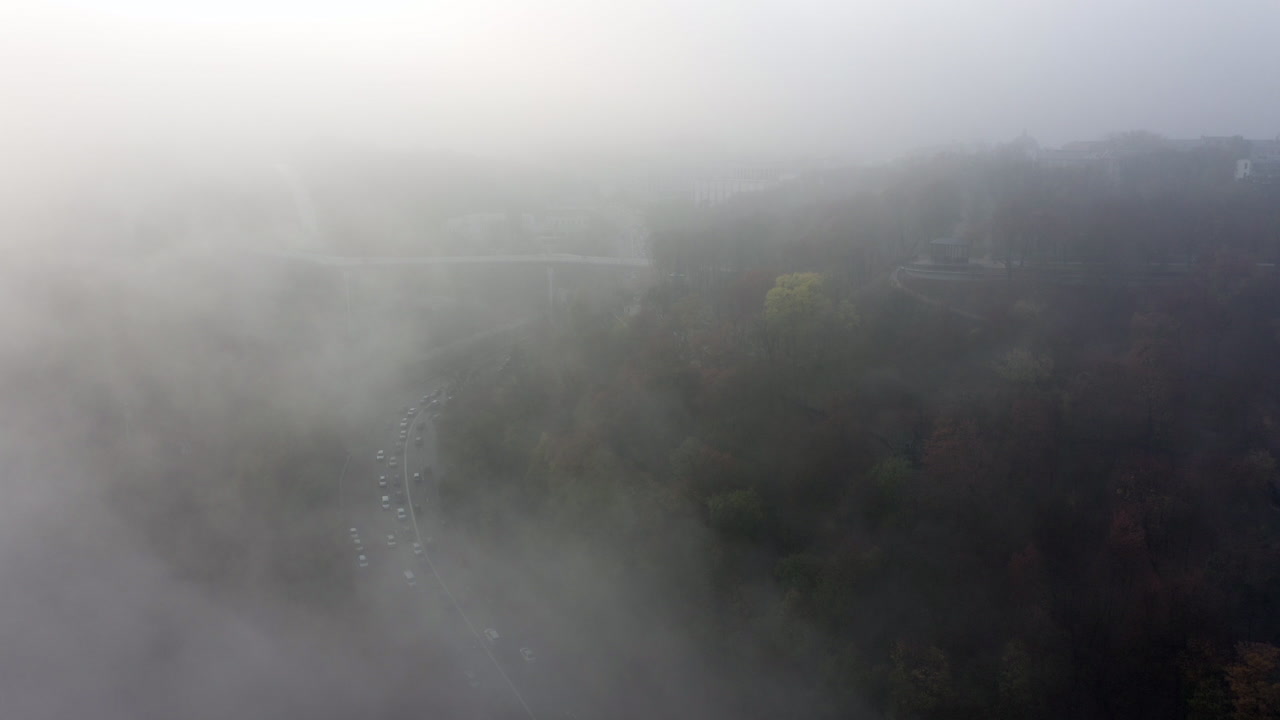도시와 고속도로 위의 안개가 가득한 아침