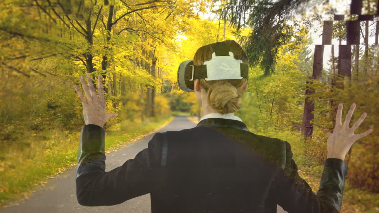 mujer usando vr con el bosque