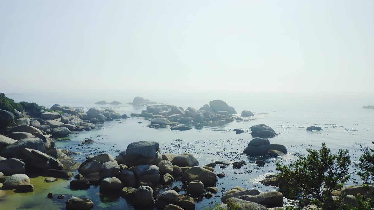 안개가 가득한 해안 바위와 바다 풍경