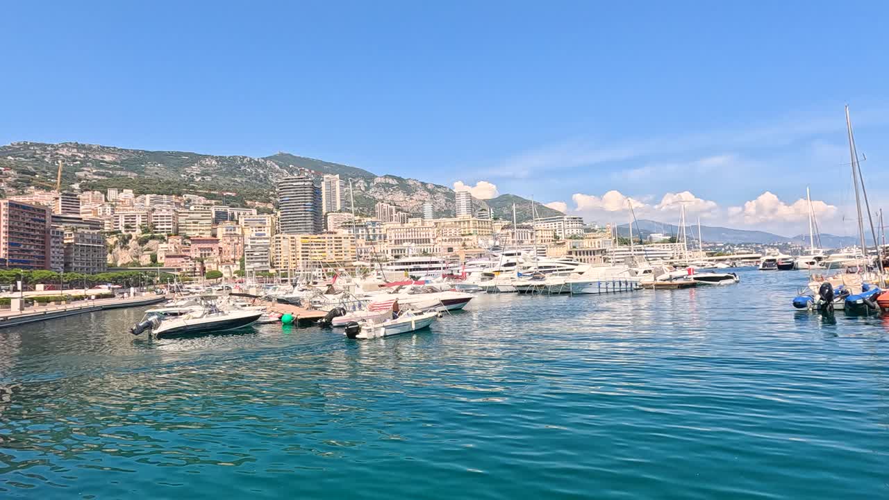 Barche ormeggiate nel porto di Monte Carlo, vista panoramica