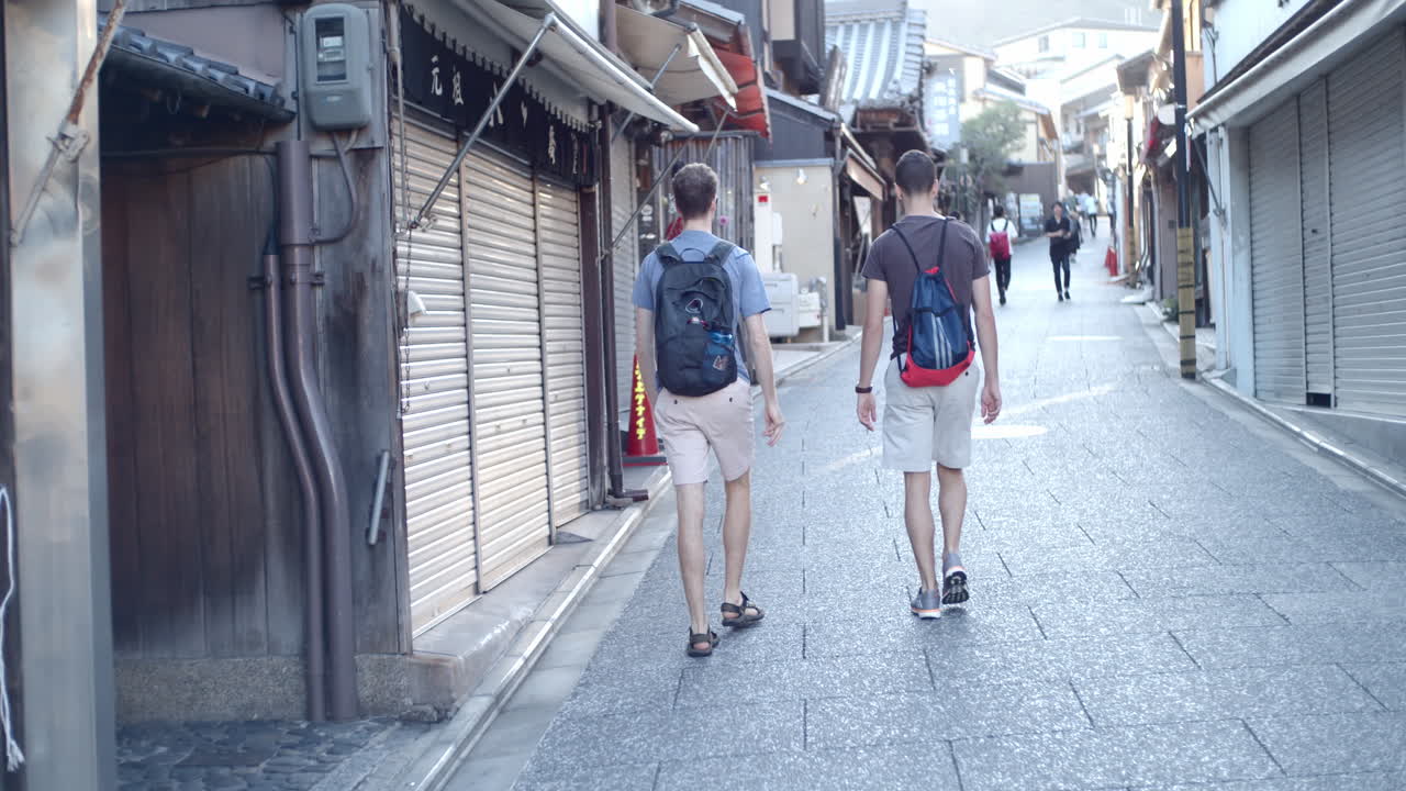 일본 교토의 구시가지 거리를 걷는 관광객들의 부드러운 조명