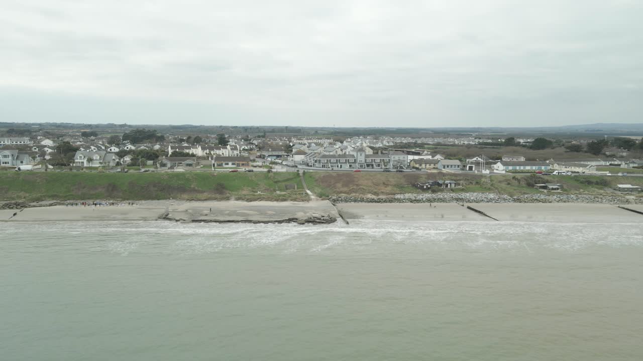 Scatto panoramico aereo della città e della spiaggia di Rosslare a Wexford, Irlanda