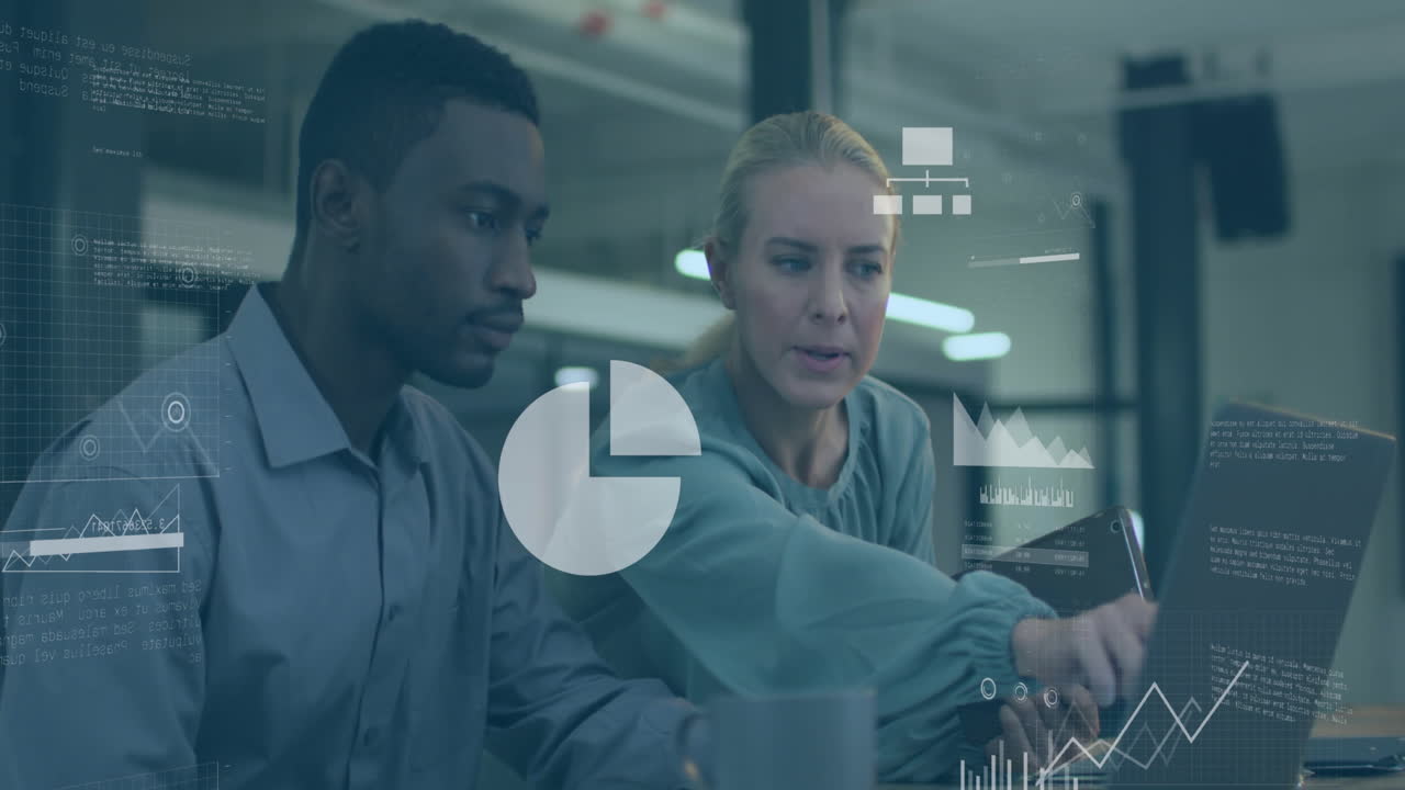 animación del procesamiento de datos sobre hombres y mujeres diversos discutiendo sobre computadora portátil en la oficina
