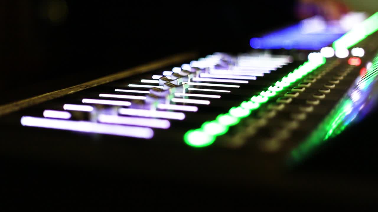 tv 스튜디오 어두운 배경에서 천천히 움직이는 믹서의 다채로운 버튼