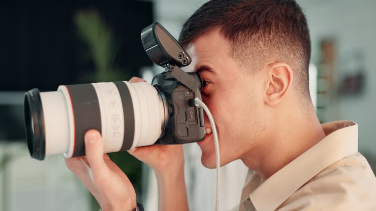 Fotografo che scatta una foto con una telecamera