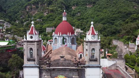 de la iglesia de chalma en el estado de méxico y la bandera