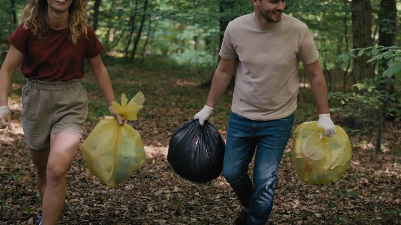 una pareja adulta caucásica limpió el bosque de basura.