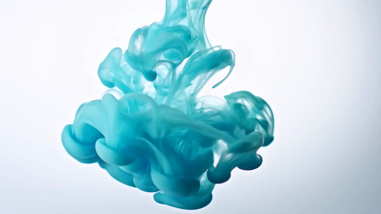 Nuvola densa di liquido color ottanio si espande verso l'alto su uno sfondo neutro e luminoso, creando pieghe stratificate, pennacchi ondulati, filamenti traslucidi, riflessi morbidi, ombre tenui e forme astratte sospese.
