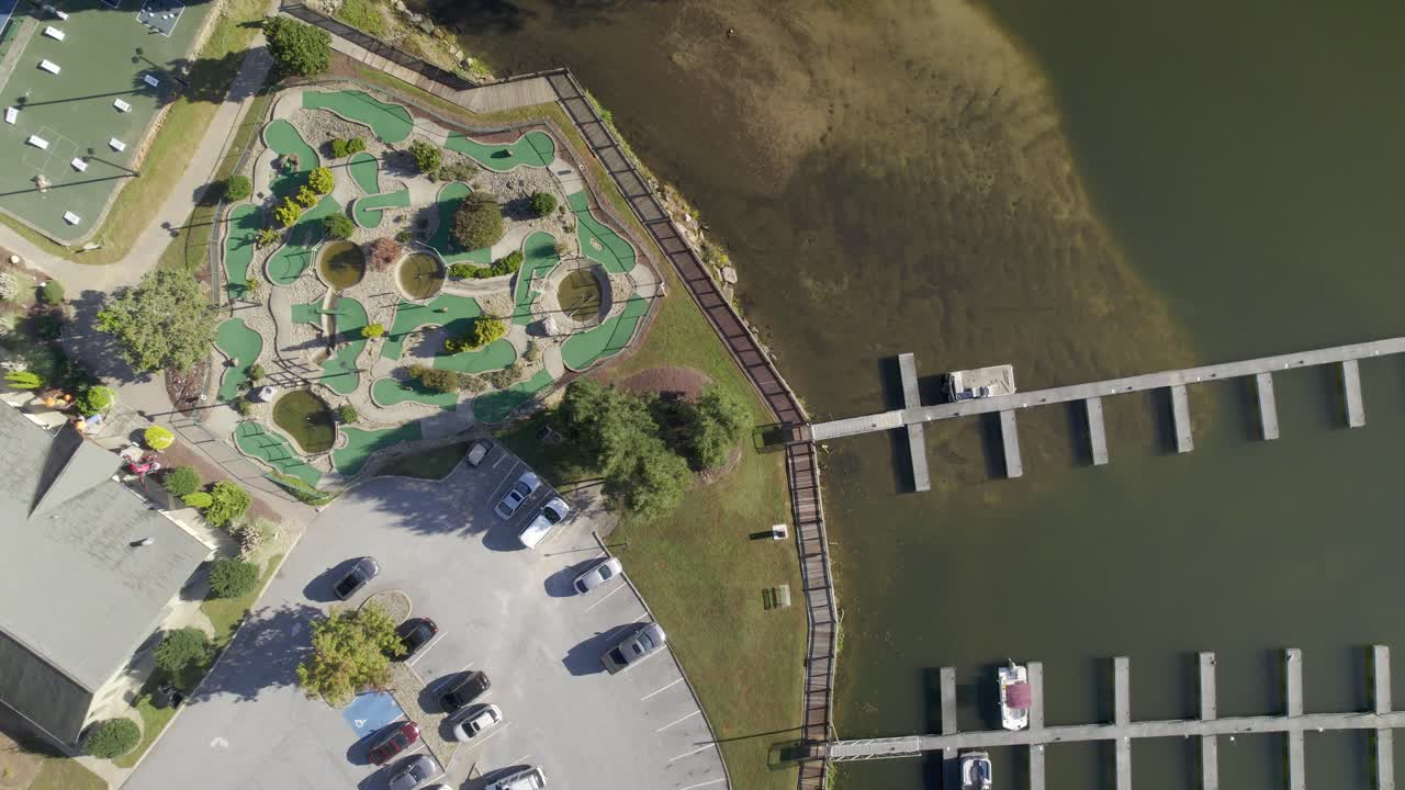 vista aérea de un campo de golf en miniatura en la costa del lago lure