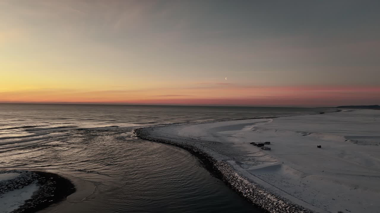 el colorido horizonte del atardecer sobre la playa de diamantes en el sur de islandia
