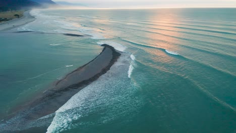 在日落時,海浪撞擊海灘