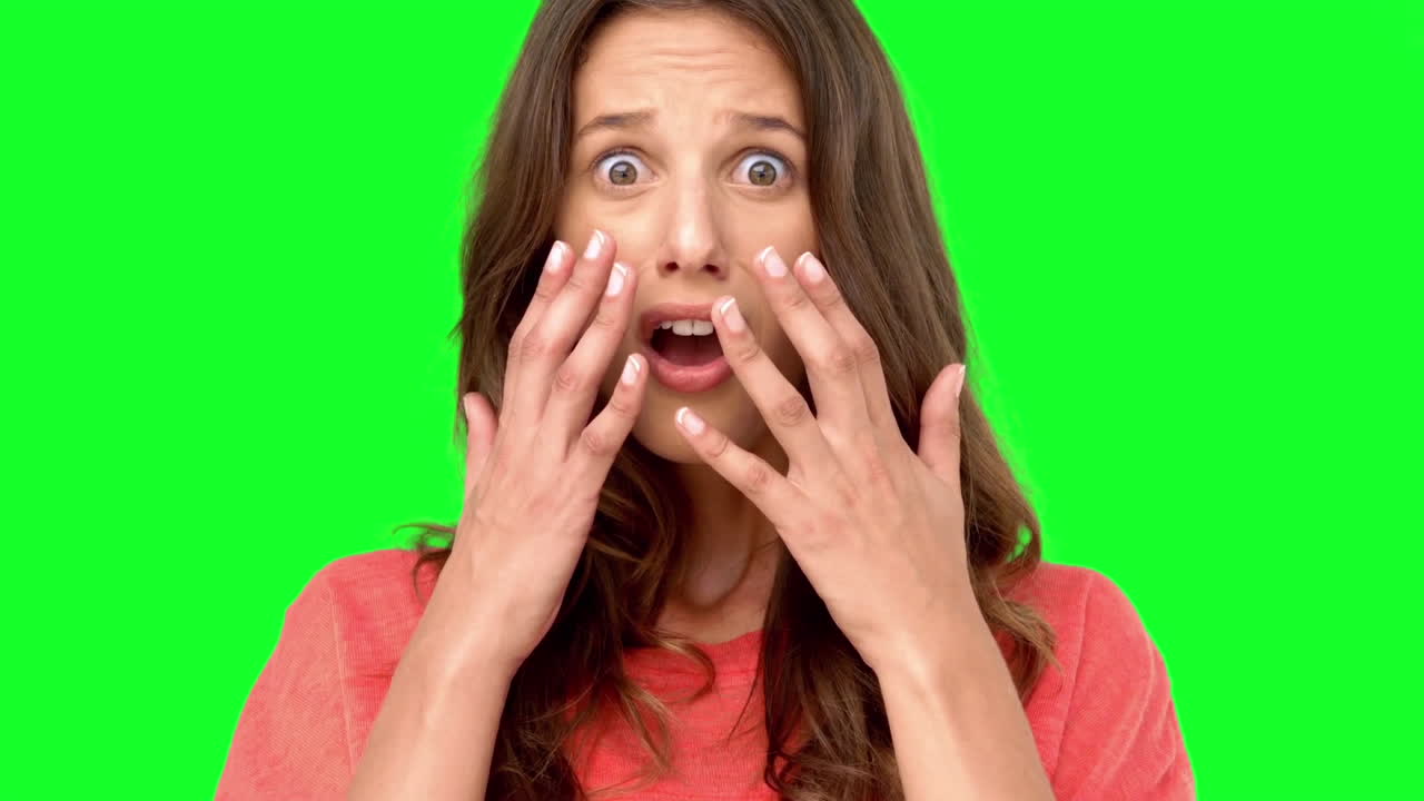 una mujer encogida de miedo.