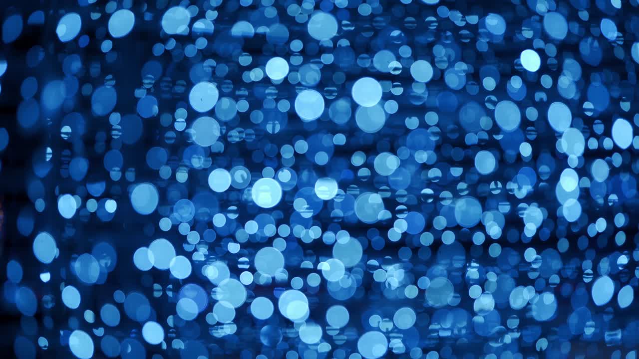 추상적인 배경은 크리스마스 보케 공을 가지고 있습니다. 새해 휴일 배경은 전구 장미의 반이는 불빛과 함께. 밤에는 밝은 겨울 파티 불빛의 실제 렌즈 흐릿함.