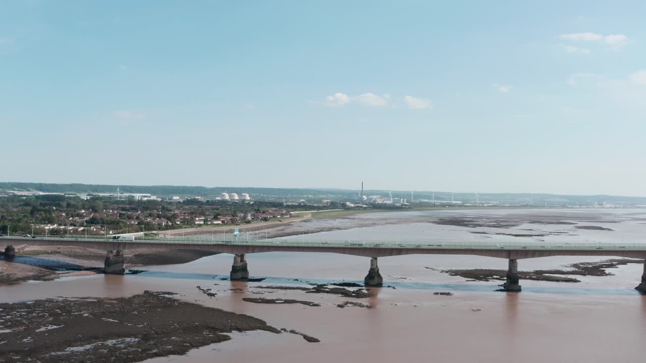 백그라운드에서 발전소와 도로 바다 다리의 슬라이더 드론 샷