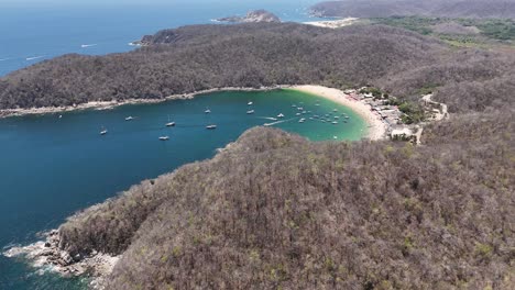 Vista-Aérea-De-Las-Playas-De-Huatulco,-Playa-El-Maguey-Visible-A-Distancia.