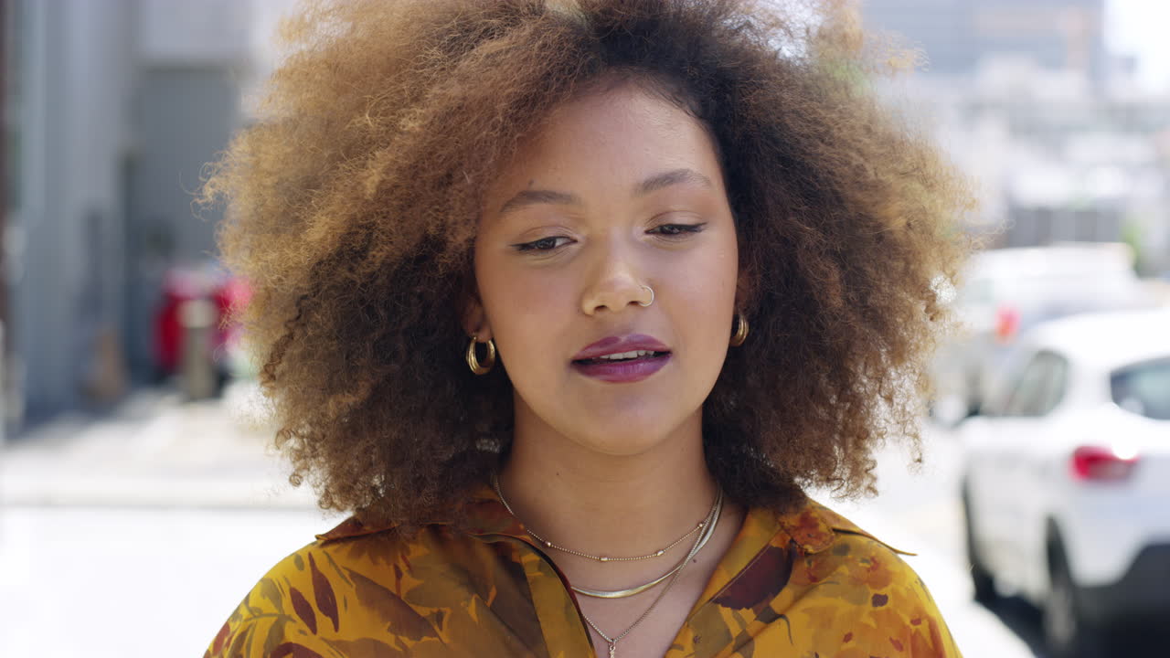 여름은 분명히 그녀가 가장 좋아하는 계절입니다.