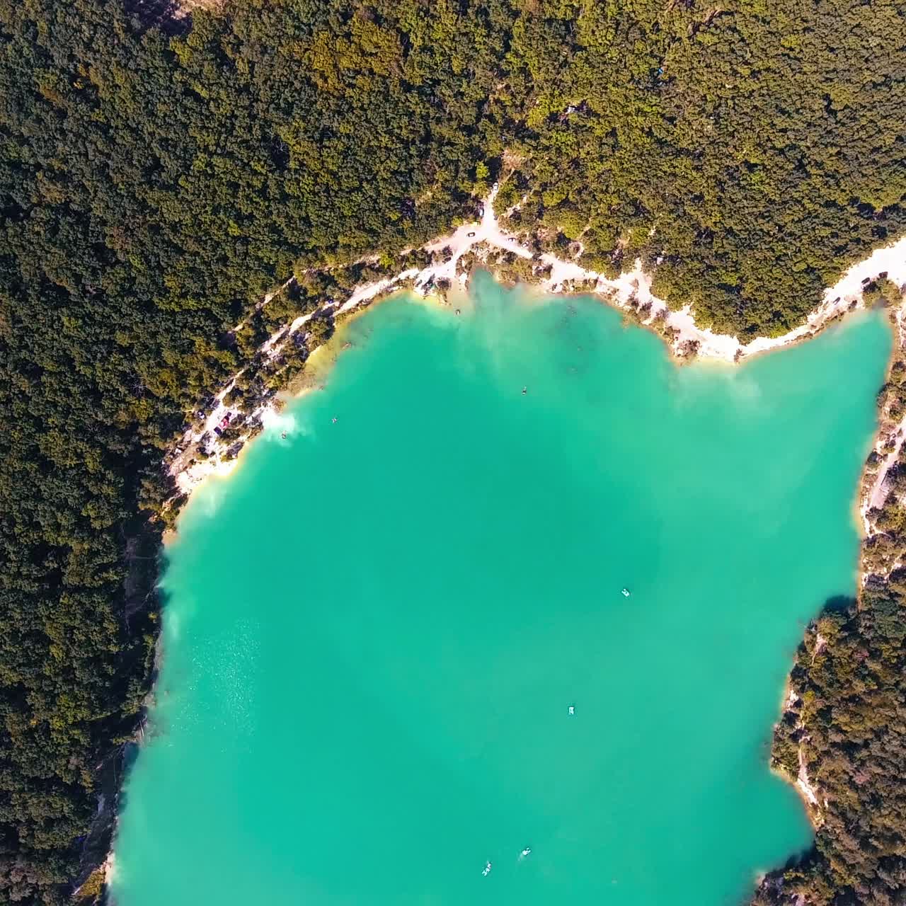 Paesaggi naturali estivi all'aperto. Vista aerea di meravigliosi paesaggi lacustri