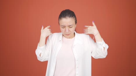 높은 공기 온도가 여자를 질식시키고 있습니다.