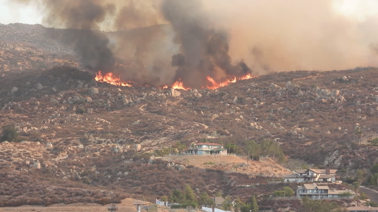 마른 땅 연기와 화염을 황폐화시키는 산불 숲은 미국 캘리포니아 헤멧의 지평선을 차단합니다.