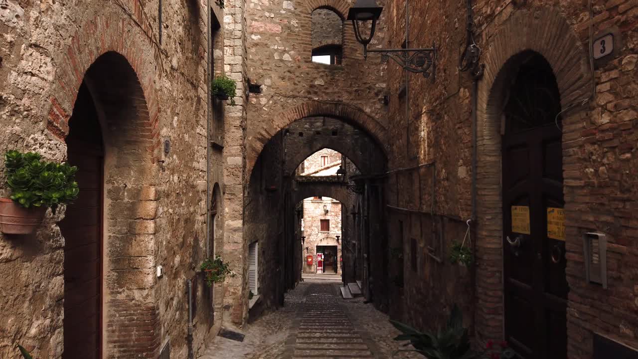 Stretta via medievale a Narni chiamata via del Campanile