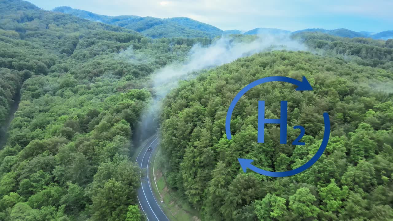 수소 기호가 있는 깨끗한 녹색 환경을 통해 도로를 주행하는 수소 자동차의 조감도