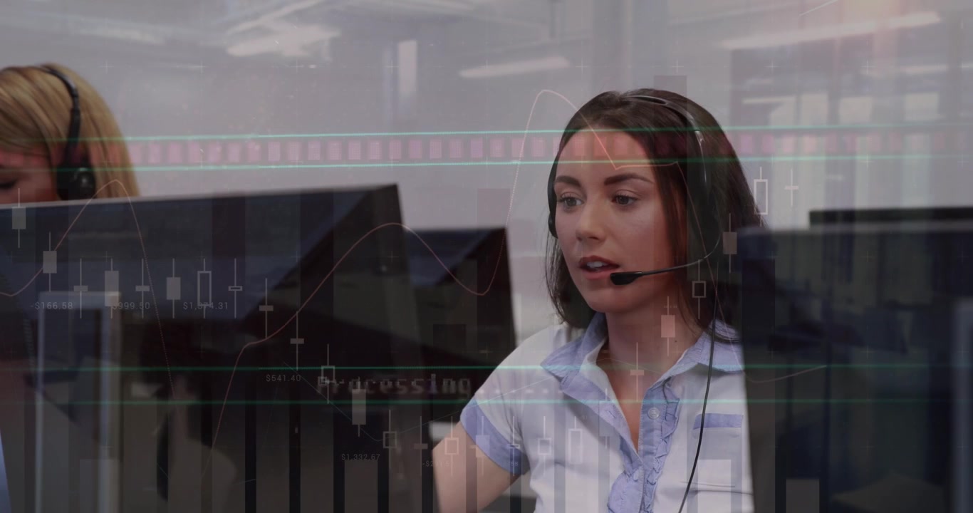 Animazione di grafici finanziari e dati su una lavoratrice caucasica di call center.