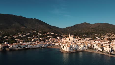 Vista-Aérea-Cinematográfica-De-Un-Hermoso-Pueblo-Costero-Rodeado-De-Hermosas-Casas-Blancas-En-La-Costa-Brava-De-España.