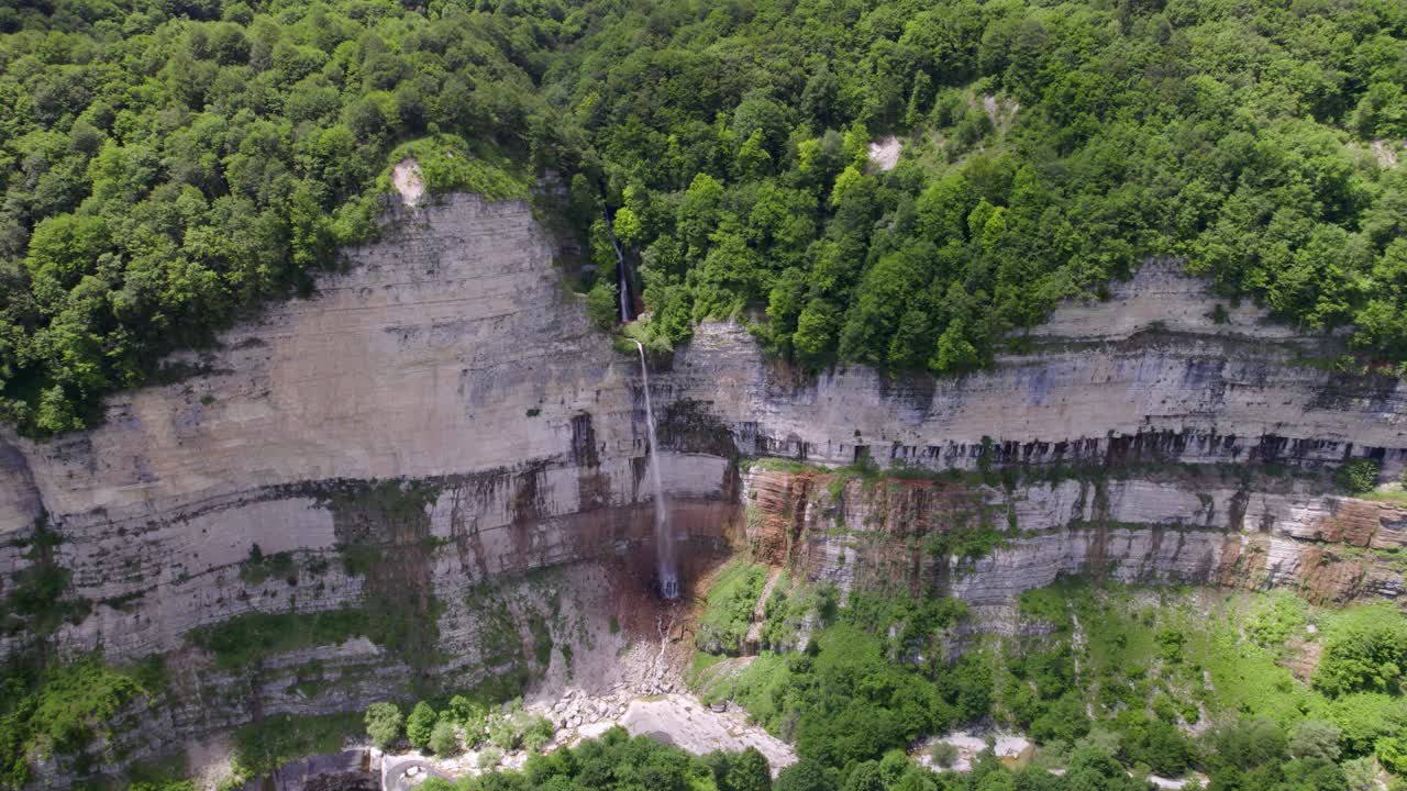 una foto de una cascada en las exuberantes montañas boscosas de georgia