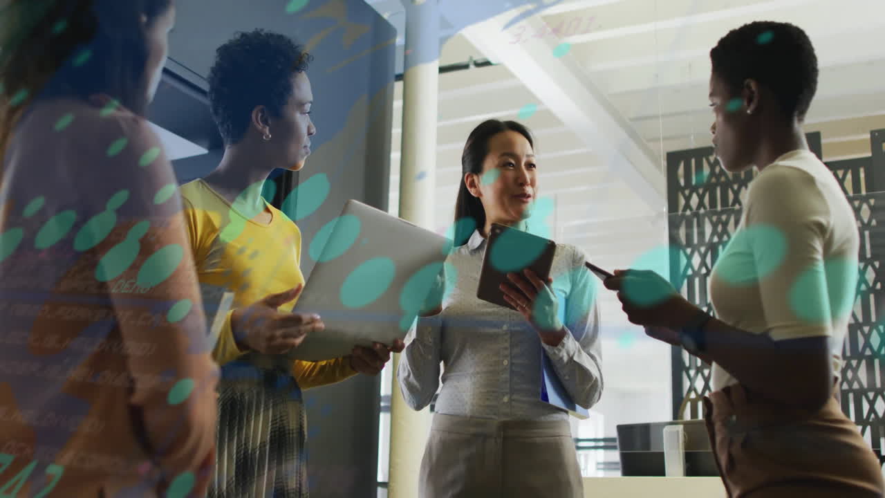 animación de gráficos, números cambiantes, mapa de diversos compañeros de trabajo compartiendo ideas en la oficina