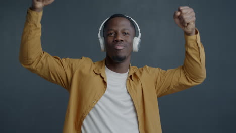 hombre bailando con auriculares