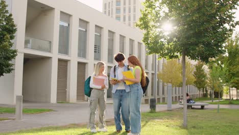 estudiantes en un campus universitario