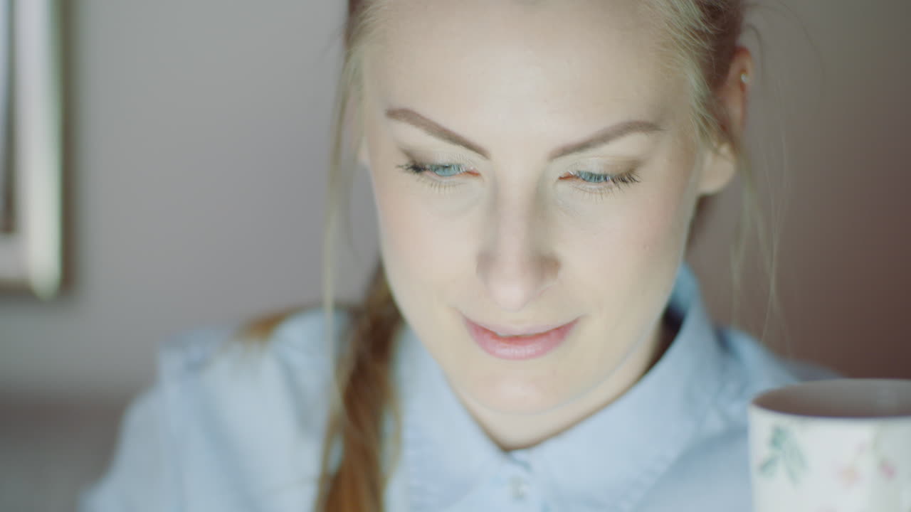 랩톱에서 작업하고 이메일을 읽는 여성 1