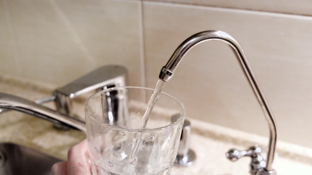 verter agua de un dispensador de agua en la encimera
