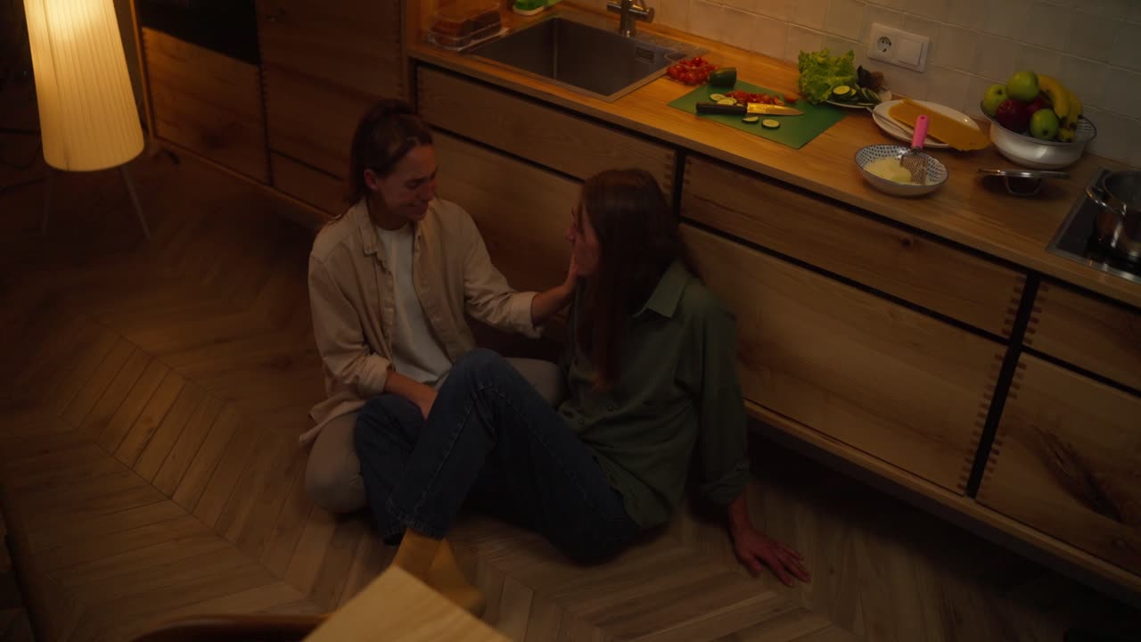 부부가 부에서 휴식을 취하고 있다