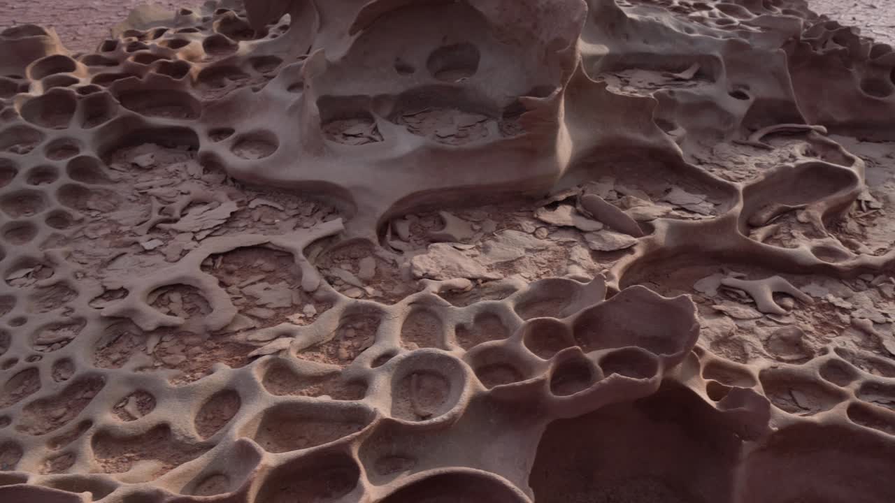 나미비아의 점토 에서 타포니 형식의