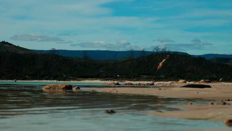 Tiro-Bajo-En-Cámara-Lenta-Cerca-Del-Agua-Del-Lago-Kai-Iwi,-Nueva-Zelanda