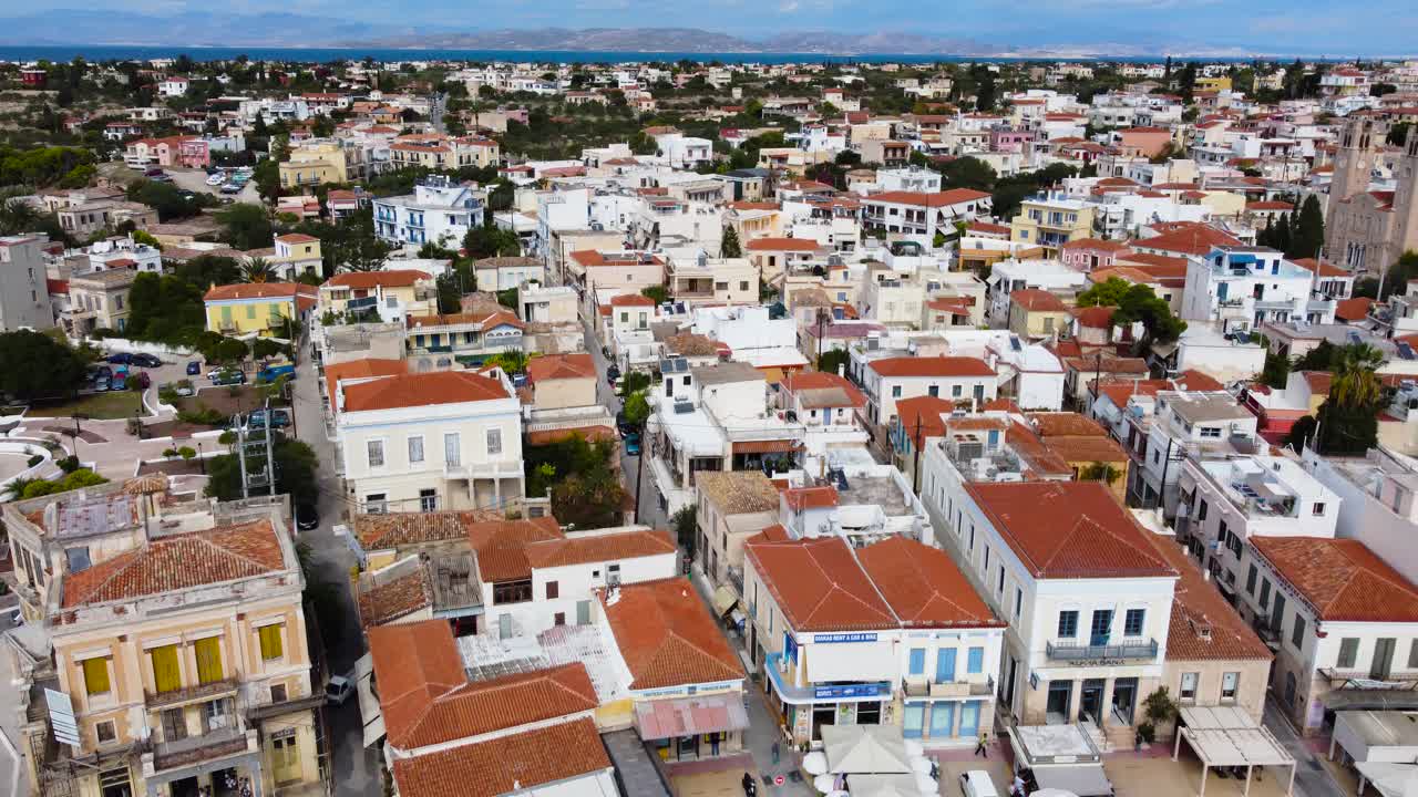 Vista aerea con drone dell'isola di Egina con panorama di edifici, Golfo Saronico, Grecia