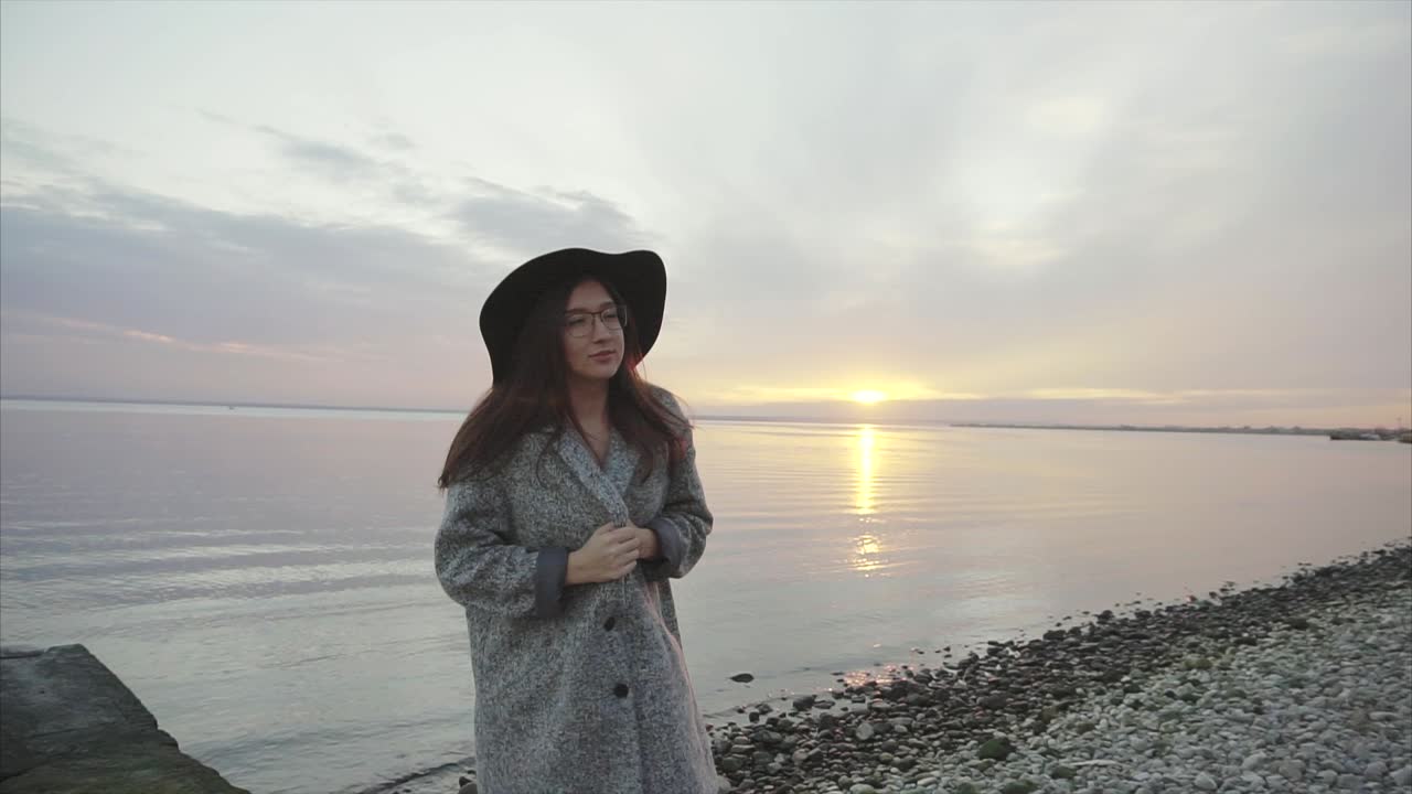 해변에서 해가 지는 여자