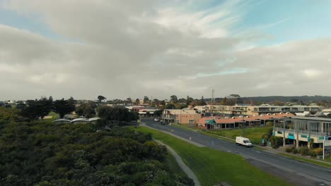 Drohne-Macht-Flächendeckenden-Videodreh-über-Wohngebiet-Und-Straßenfahrbahn-Von-Apollo-Bay-Beach,-Vic,-Australien