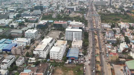 Toma-Aérea-De-Edificios-En-El-Centro-De-La-Ciudad-Con-Vehículos-De-Tráfico