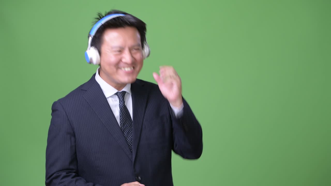 녹색 배경에 성숙한 일본 사업가