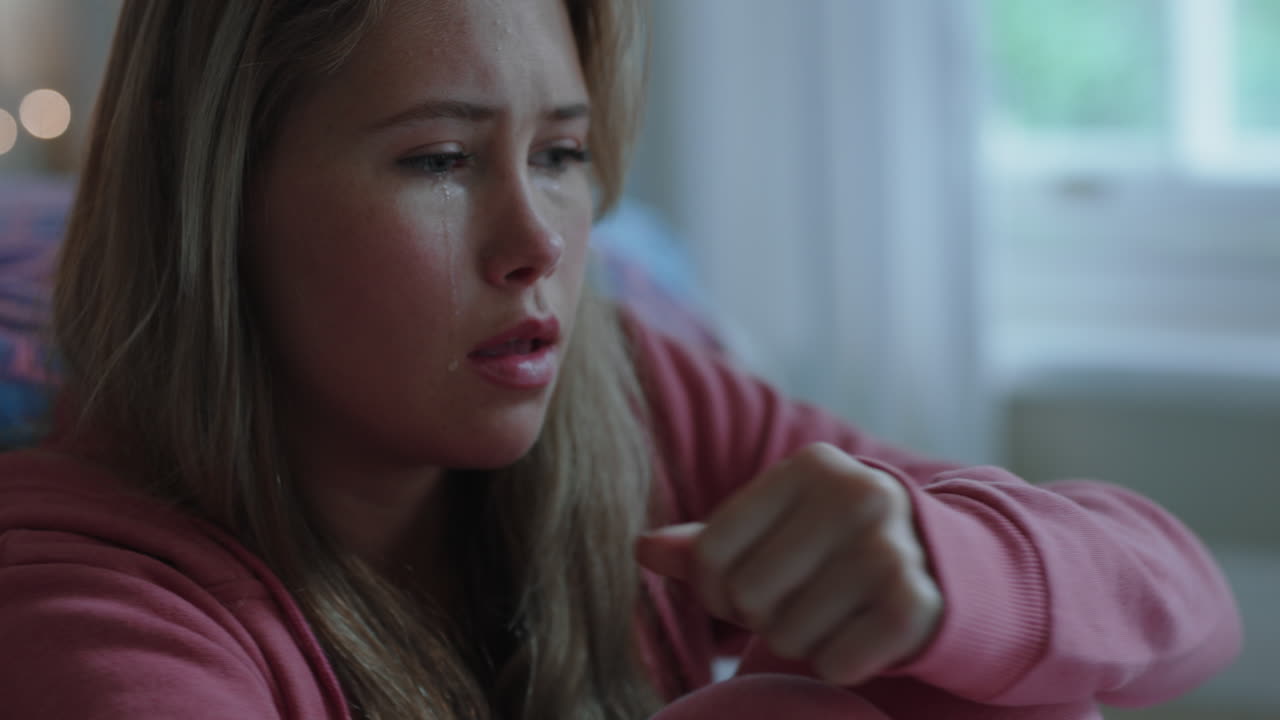 chica adolescente triste sola en casa sintiéndose deprimida de mal humor adolescente pensando en la ruptura emocional sentado en el dormitorio