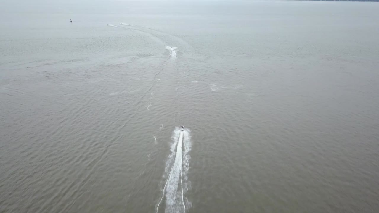 델라웨어의 강 위를 날고 있는 드론