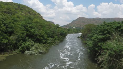 Río-Cocodrilo-En-Inundación-Primaveral-Debajo-De-La-Presa-Hartbeespoort,-Sudáfrica