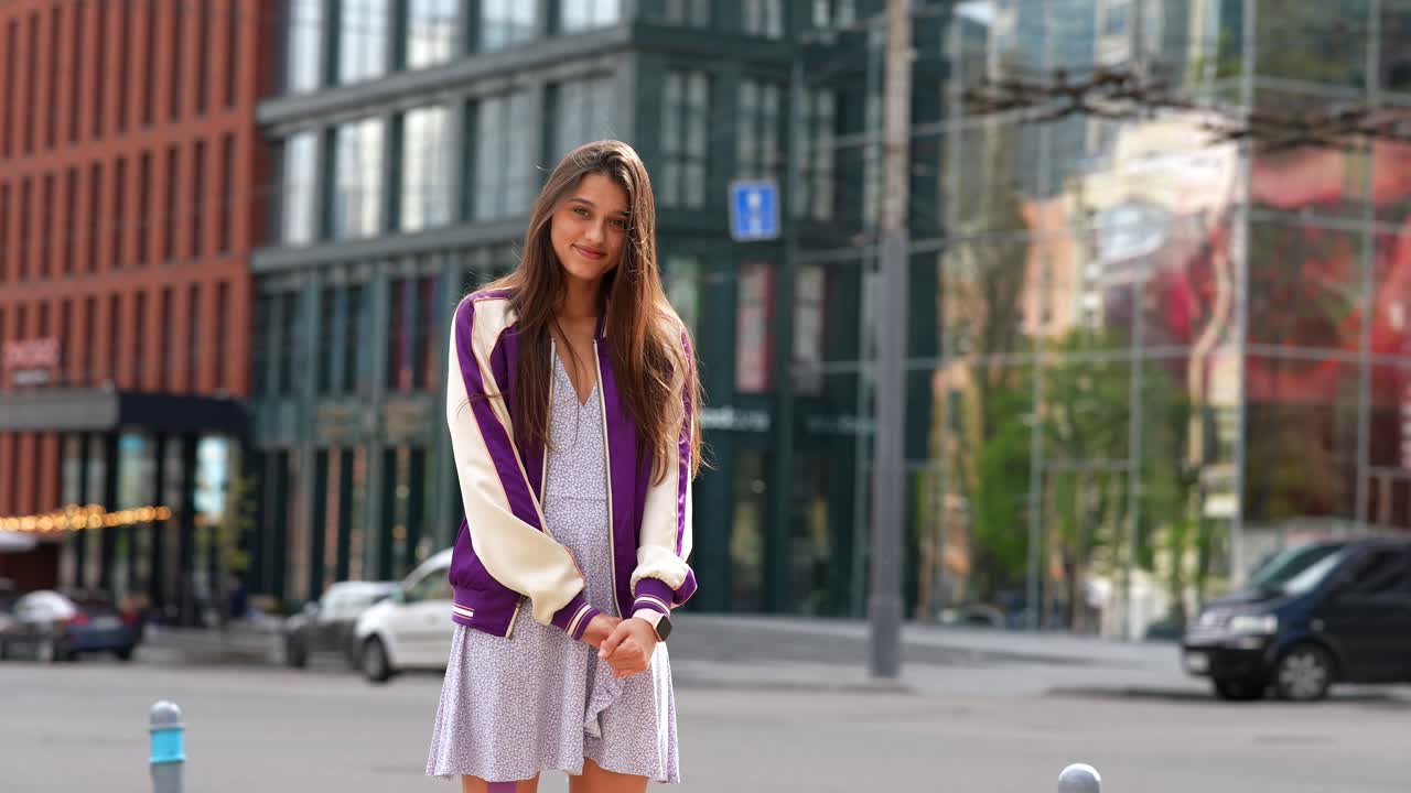 Giovane donna in una città