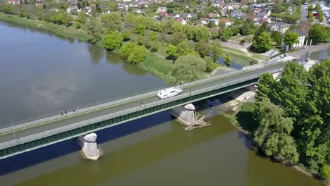 luftaufnahme eines bootes, das das aquädukt in briare, frankreich, europa überquert