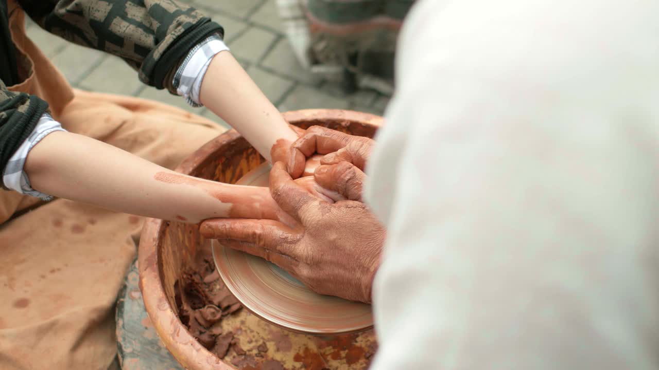 el alfarero enseña su oficio
